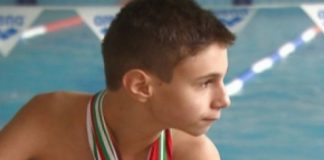 Емил стана шампион по плуване, след като пребори страха от водата и аутизма