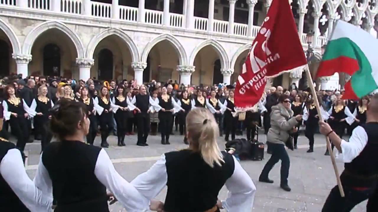 БЪЛГАРСКО ХОРО се изви на най-известният площад във ВЕНЕЦИЯ! Всеки трябва да види как българския дух завладява САН МАРКО! (ВИДЕО)