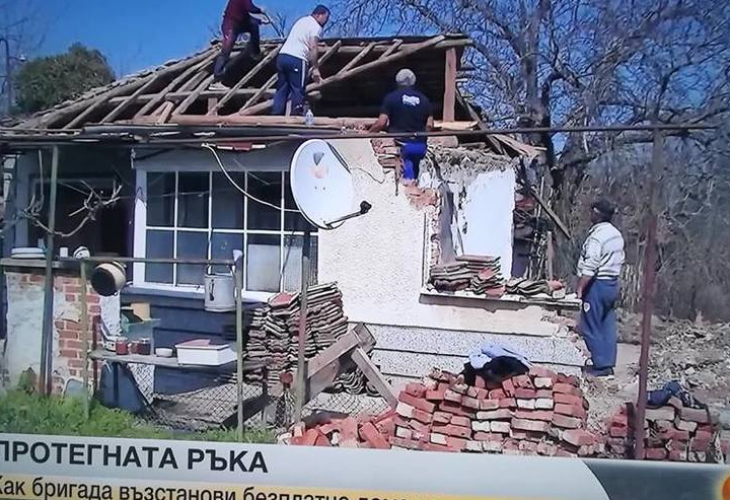 Цяла България ще запомни този строител, бригадата му и коледния им дар за самотна старица