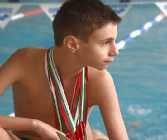 Емил стана шампион по плуване, след като пребори страха от водата и аутизма