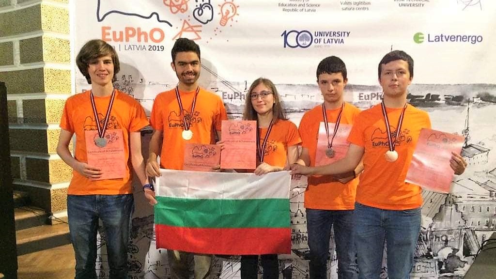 Българските гимназисти завоюваха 5 медала от Европейската олимпиада по физика в Латвия