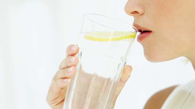 Защо трябва да пием топла вода с лимонов сок? Вижте тези 6 причини!