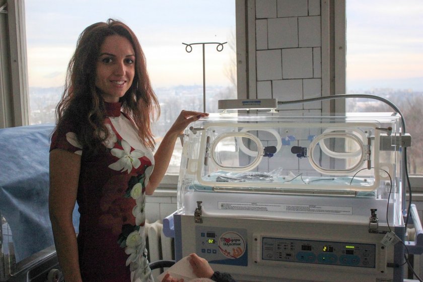Млада писателка дарява апаратура за недоносени бебета
