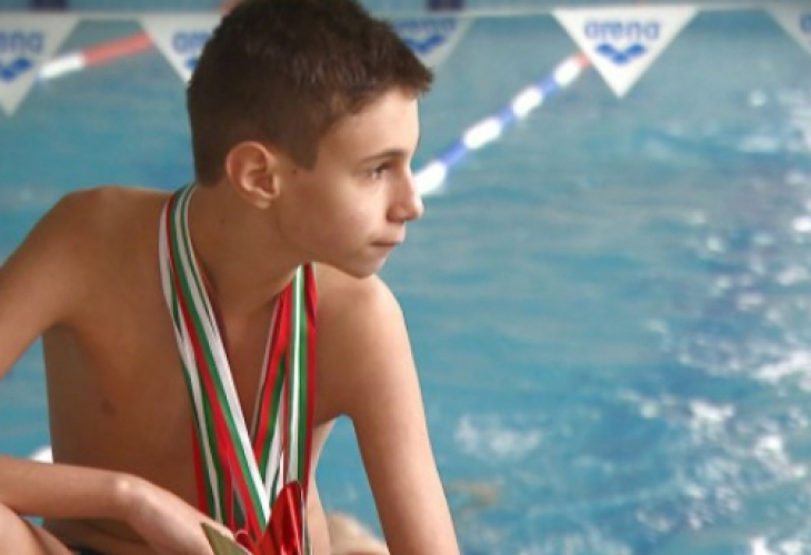 Българче с аутизъм трупа медали пo плуване! – СНИМКИ