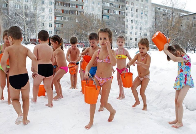 При - 25 градуса голи деца от забавачка се обливат с вода и разтриват със сняг